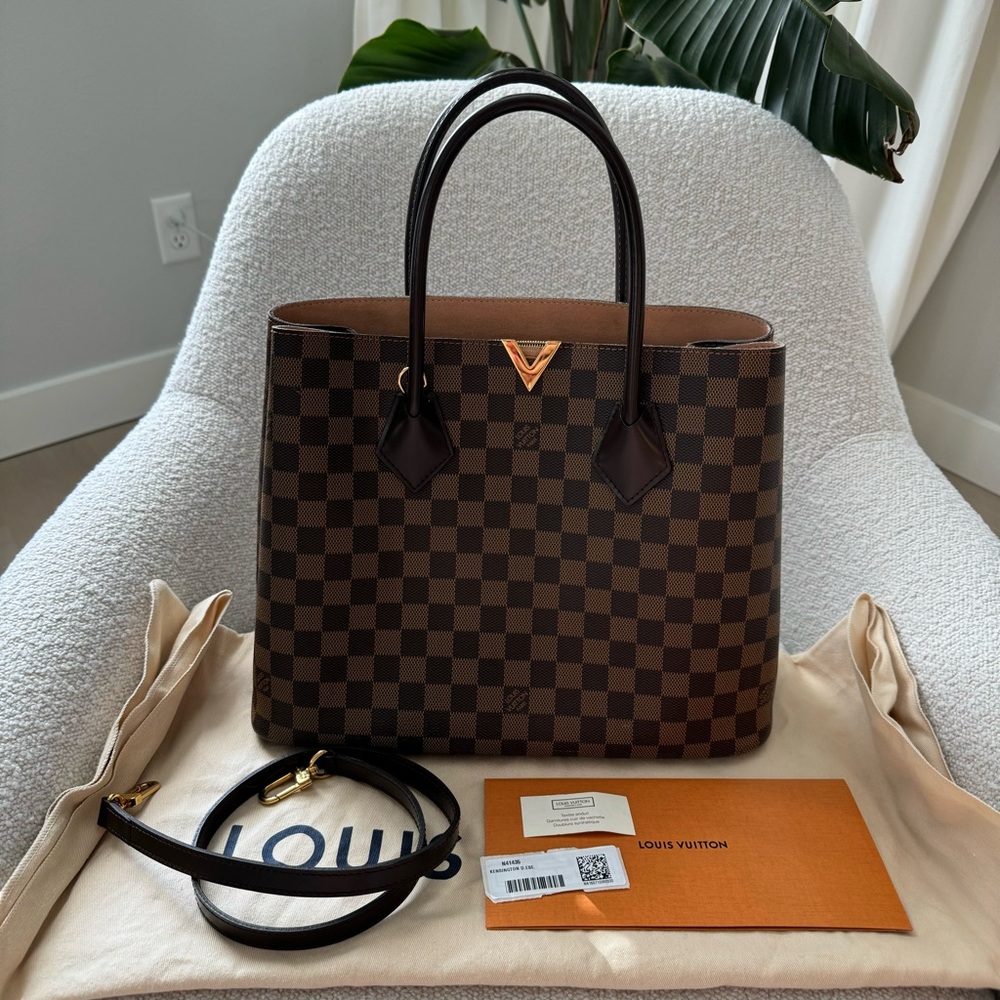 LOUIS VUITTON 
Damier Ebene Kensington